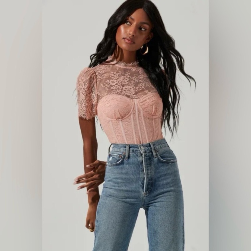 💫HP‼️💫 NWT ASTR THE LABEL Lacie Illusion Lace Bodysuit in Blush Pink, Size XS